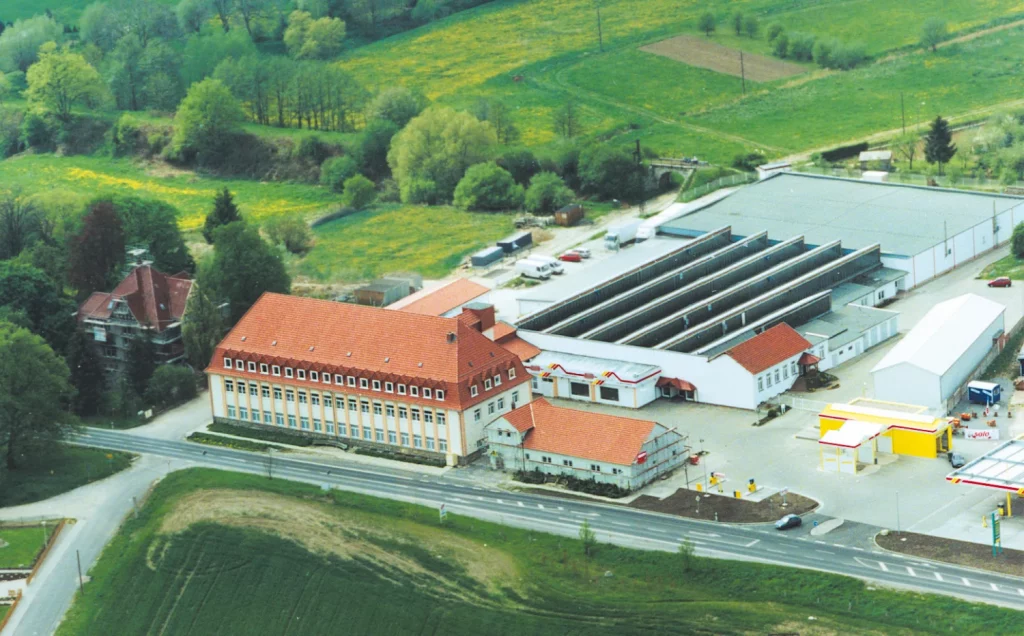 Luftaufnahme des ergomed® Firmengeländes mit Produktionshallen in Thüringen